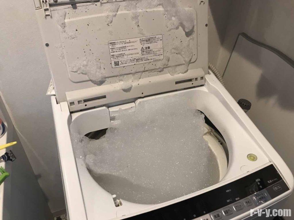 泡塗れの洗濯機
